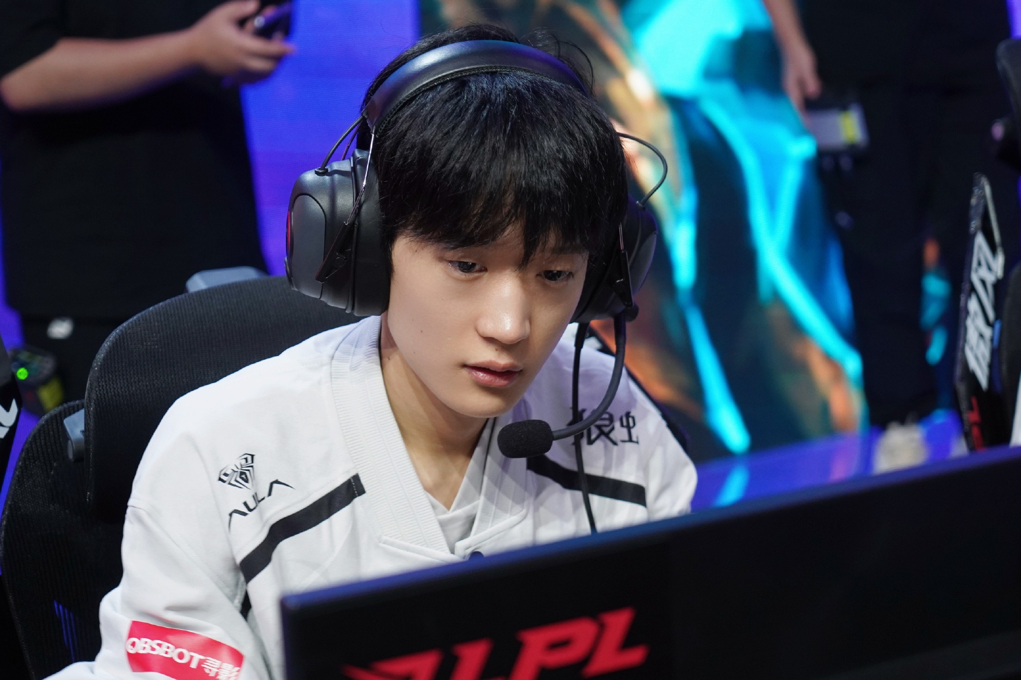 刚刚！JackeyLove在TES比赛中绝杀瓦伦西亚围绕荷甲遗憾出局，纽约尼克斯加时末段官宣签约